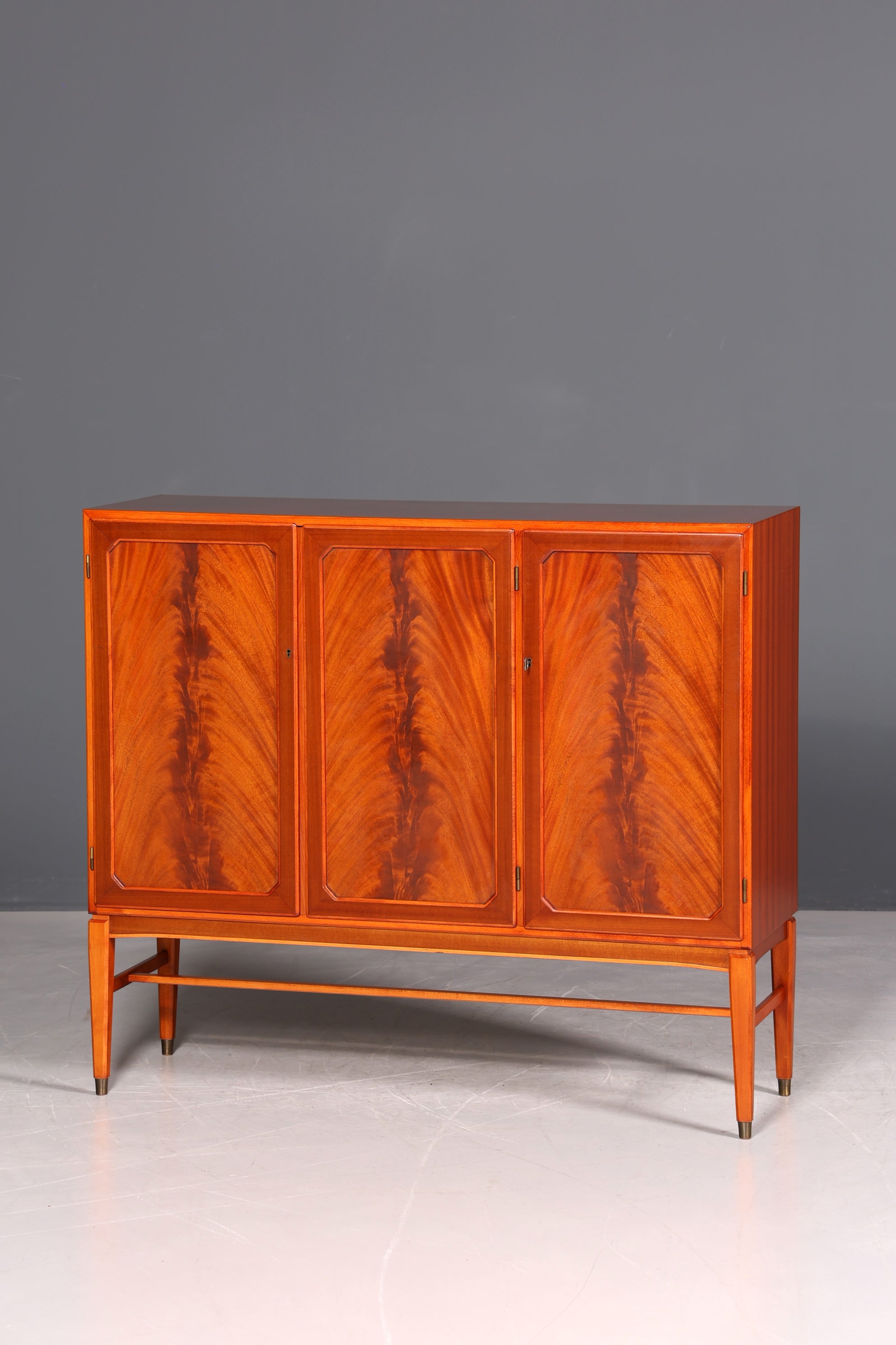 Wunderschöner Schrank im Gustavianischen Stil 60er Jahre Wäscheschrank Vertiko Mid Century Aktenschrank Kommode