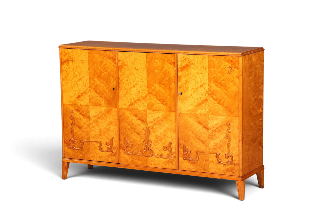 Hauptstadt Möblerei Art Deco Sideboard aus massivem Holz mit dekorativen Schnitzereien und warmer Maserung um 1930
