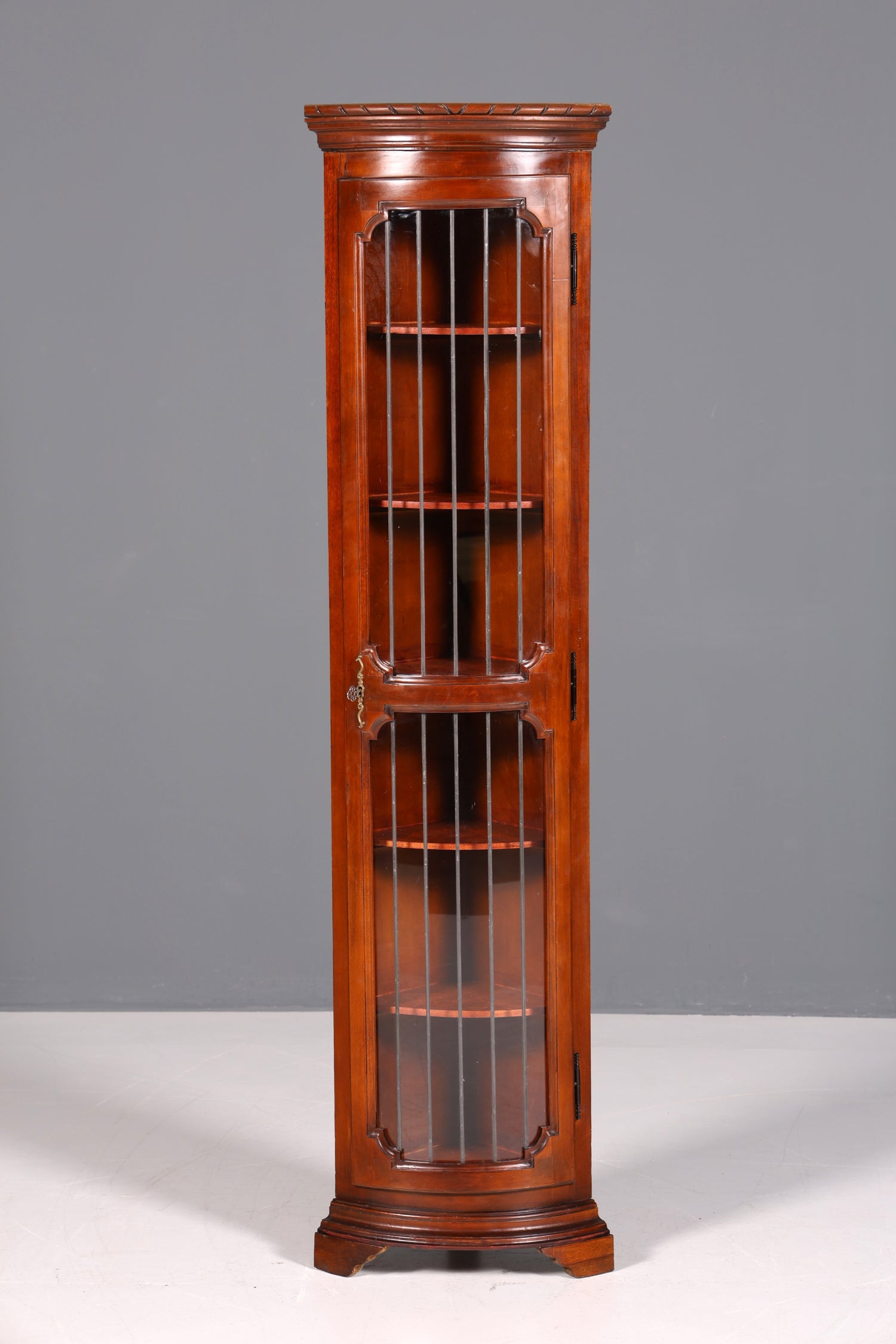 Traumhafte Englische Eckvitrine edwardianische Mahagoni Vitrine Bücherregal Schrank Antik Regal Bleiverglasung