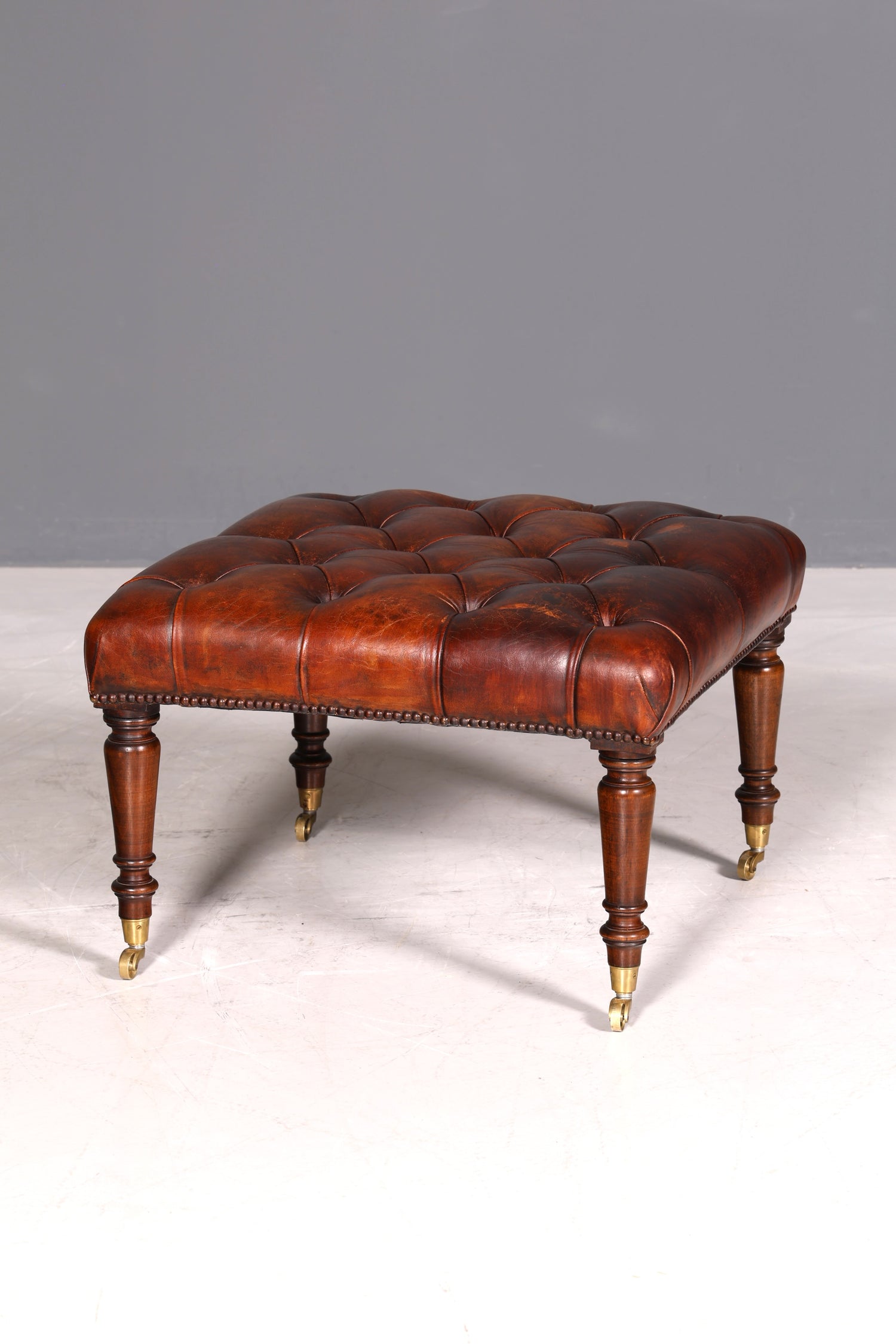 Original Chesterfield Hocker echt Leder Englischer Fusshocker UK Englisch Fussablage