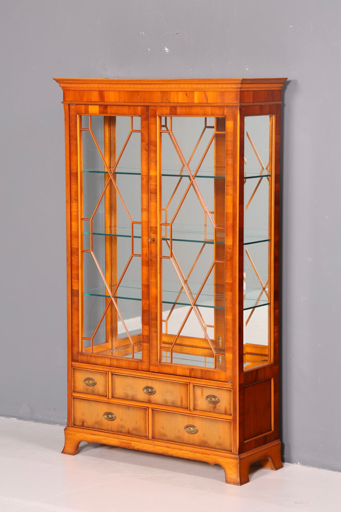 Wunderschöne Englische Vitrine der Marke Heldense Eibe Bücherschrank Glasvitrine mit Beleuchtung Antik Vintage