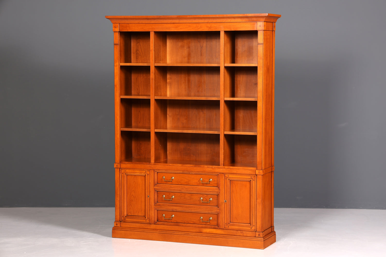 Traumhaftes Original Selva Bücherregal Antik Stil massiv Holz Regal Schrank Bibliothek