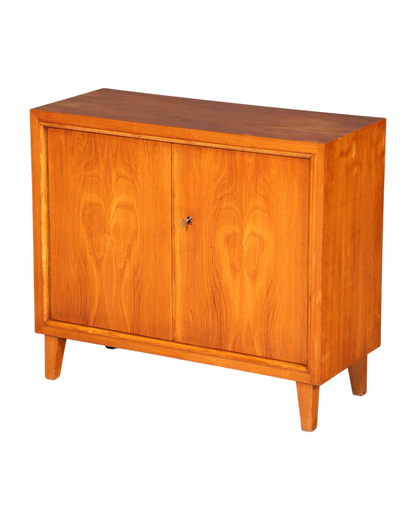 Hauptstadt Möblerei Mid Century Kommode aus massivem Holz im 60er Jahre Retro Design mit zwei Türen und Schlüssel