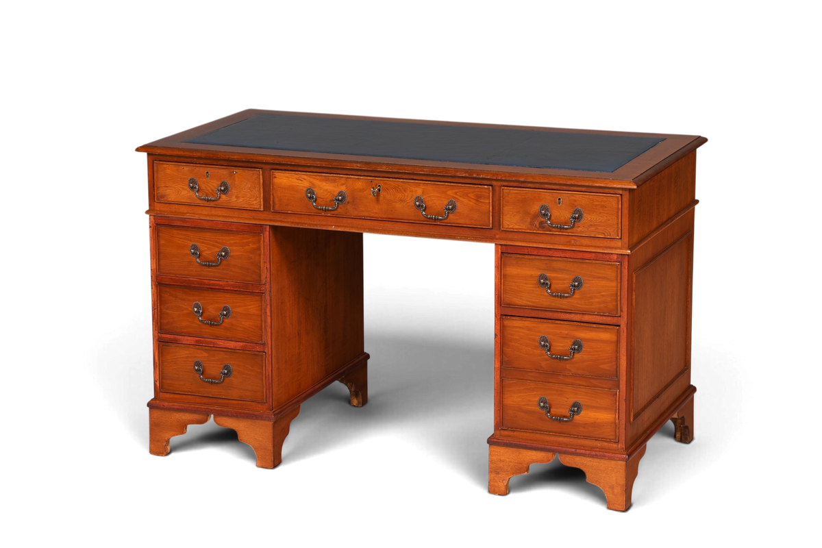 Hauptstadt Möblerei englischer Schreibtisch aus Kirschholz mit dunkelgrüner Lederauflage und antiken Schubladengriffen
