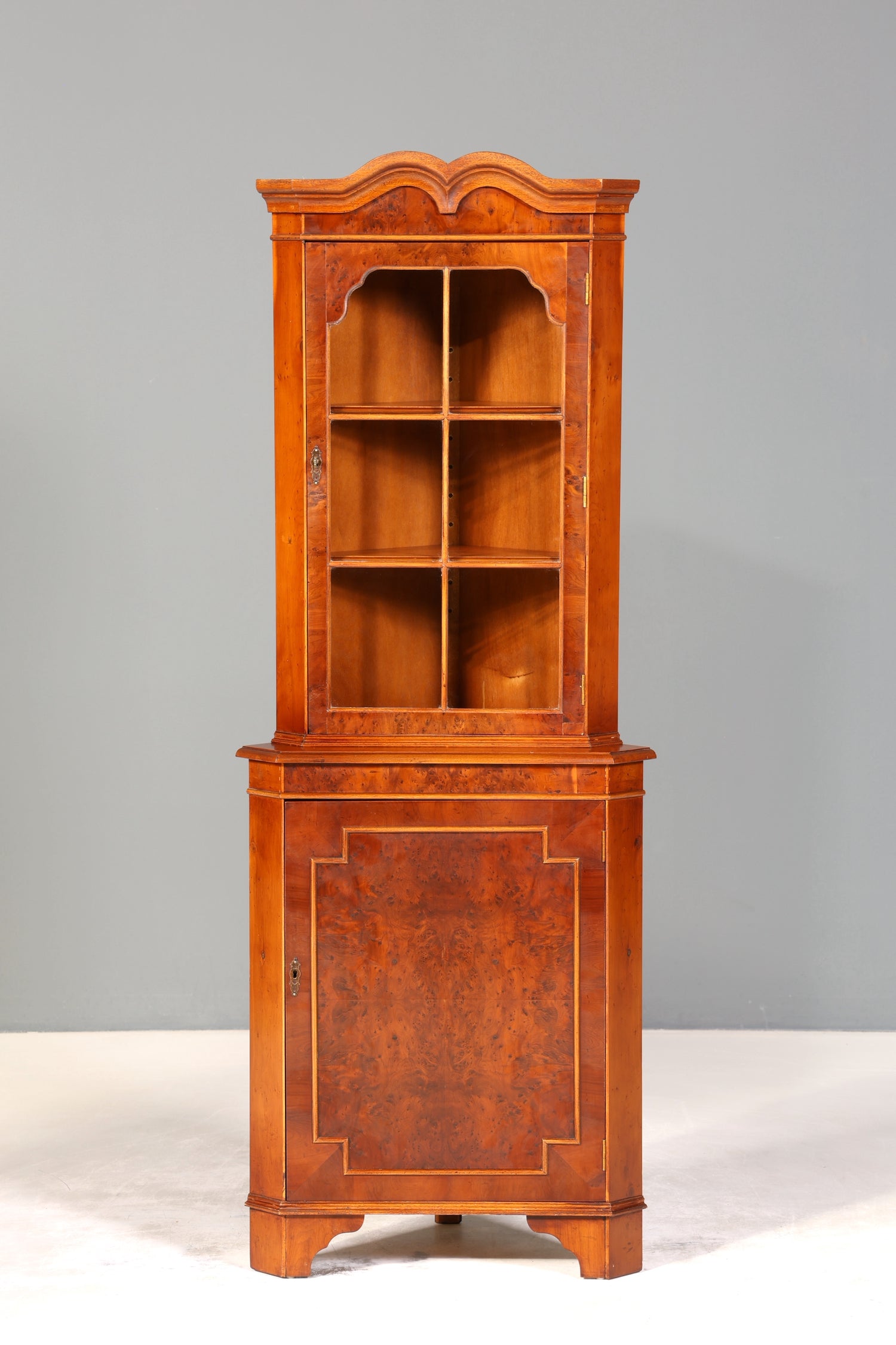 Wunderschöne Englische Eckvitrine Antik 60s Schrank Eckschrank Glasvitrine Vitrine