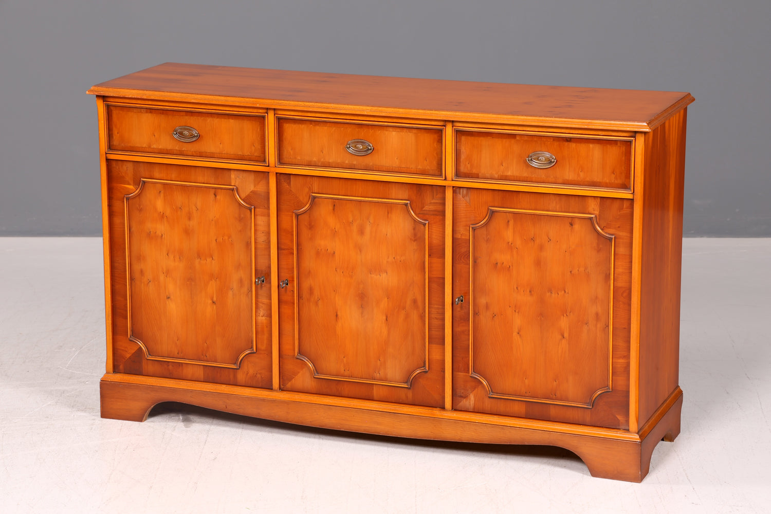 Traumhaftes Englisches Sideboard Original Heldense Eibe Buffet Schrank Anrichte