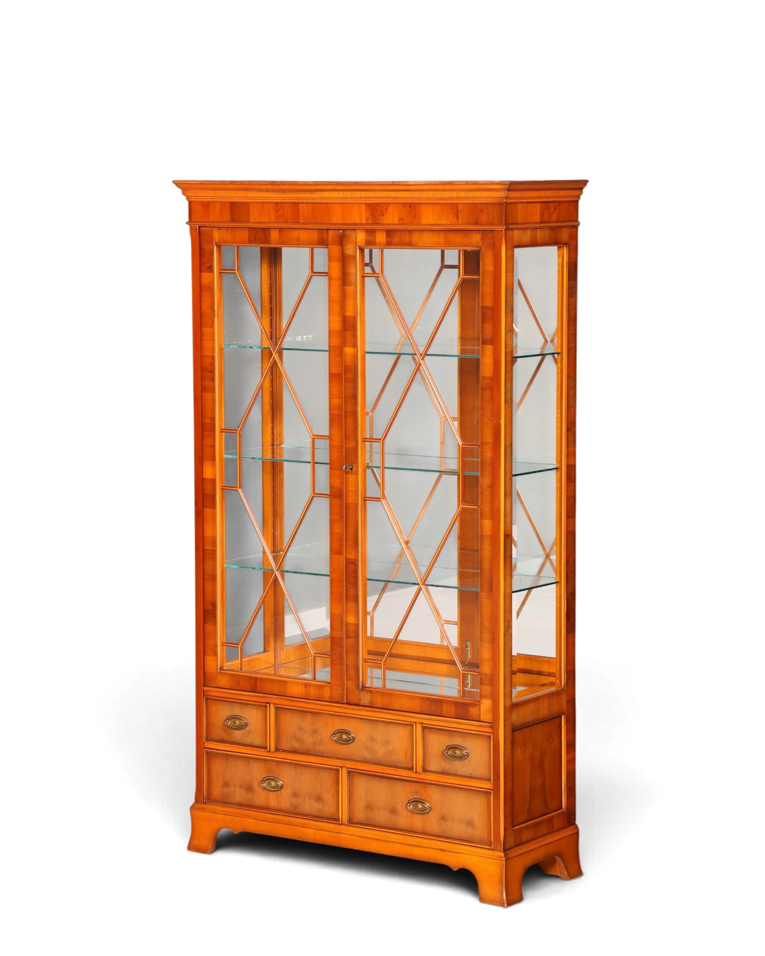 Hauptstadt Möblerei Heldense Vitrine aus englischer Eibe mit Glasfront, Innenbeleuchtung und Schubladen im Antik-Stil
