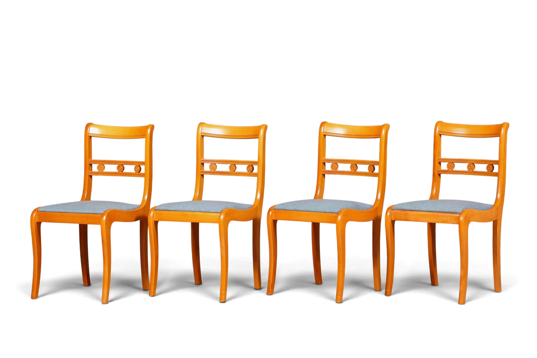 Hauptstadt Möblerei 4er-Set englische Esszimmerstühle aus hellem Holz mit blauem Stoffbezug im klassischen Design