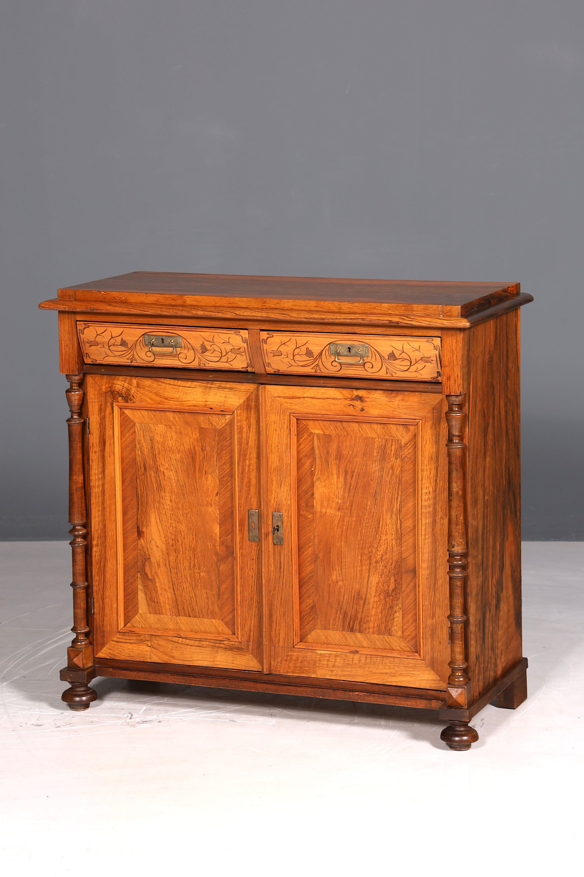 Beautiful Gründerzeit (late 19th-century) cabinet, Louis Philippe walnut chest of drawers, circa 1880