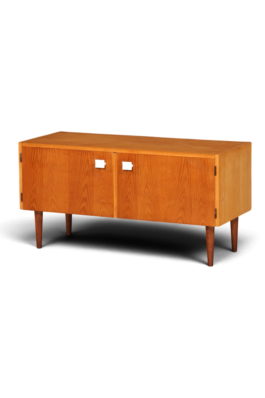 Hauptstadt Möblerei Hellerau Mid Century Kommode Modell 427 aus Holz mit zwei Türen und konischen Beinen