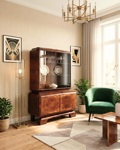 Hauptstadt Möblerei Art Deco Vitrine aus massivem Nussbaumholz mit Facettenschliff Glas in einem eleganten Wohnzimmer