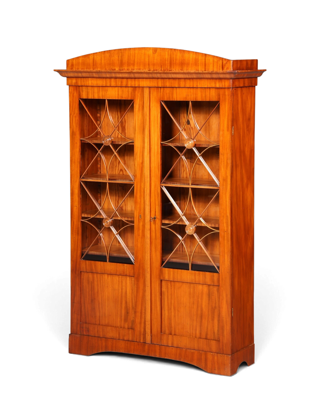 Hauptstadt Möblerei Biedermeier Vitrine aus Massivholz mit Sprossentüren, Rosetten und verstellbaren Regalböden.