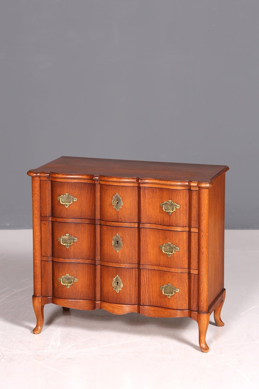 Traumhafte kleine geschwungene Kommode im Barock Stil Englisch Schubladenkommode