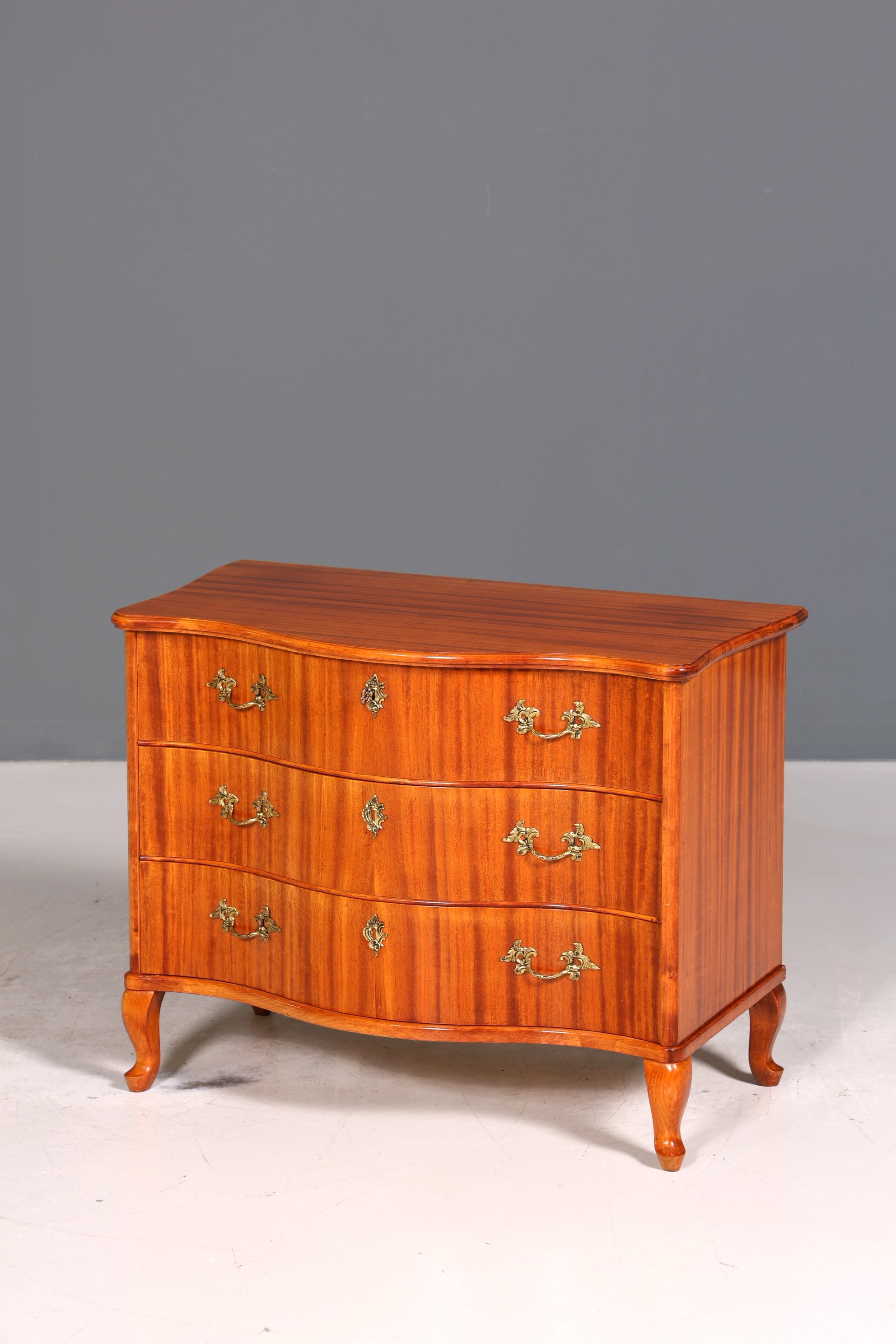 Traumhafte geschwungene Kommode im Barock Stil Sideboard Englisch Schubladenkommode