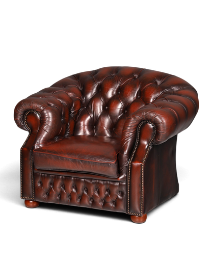 Hauptstadt Möblerei Chesterfield Centurion Sessel aus braunem Echtleder mit Knopfheftung und geschwungenen Armlehnen