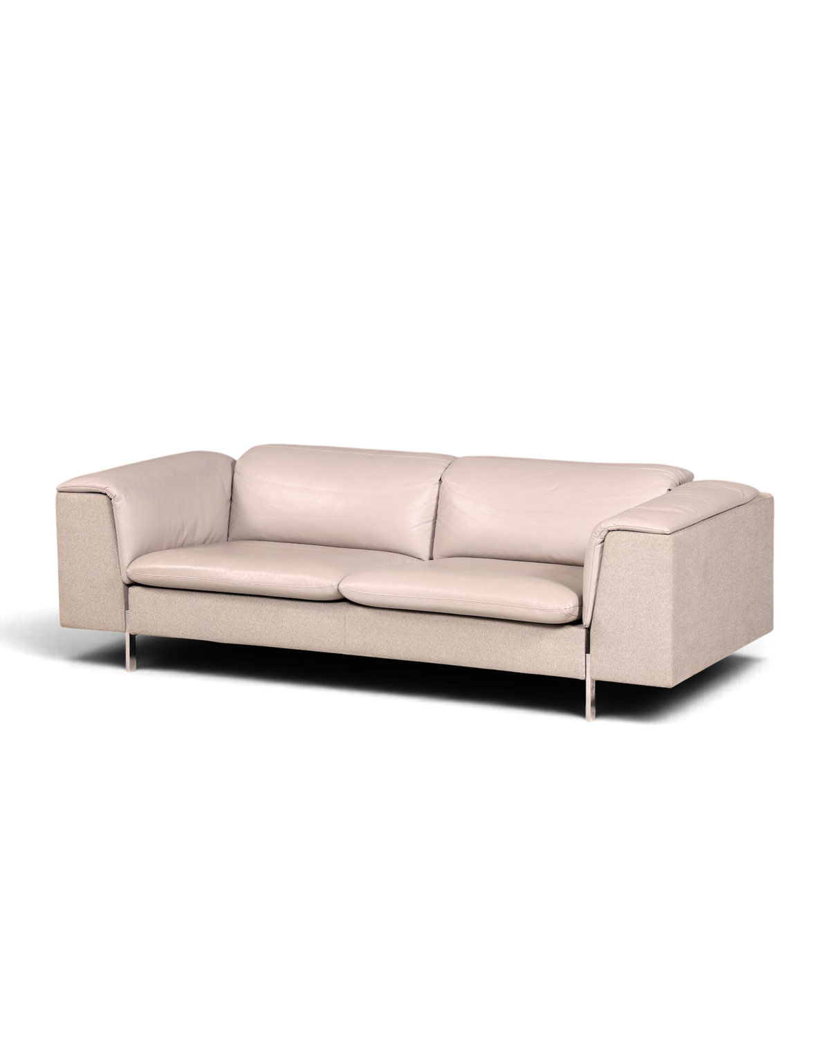 Hauptstadt Möblerei Ligne Roset gri deri ve kumaş tasarımcı kanepe, krom metal ayaklı modern 2-3 kişilik oturma grubu