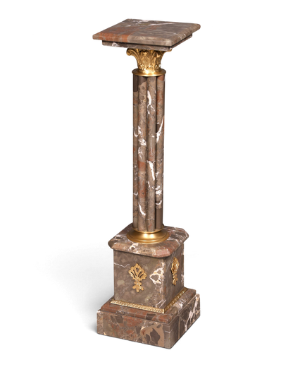Hauptstadt Möblerei Marmorsäule mit goldenen Verzierungen und quadratischer Ablagefläche im antiken Stil