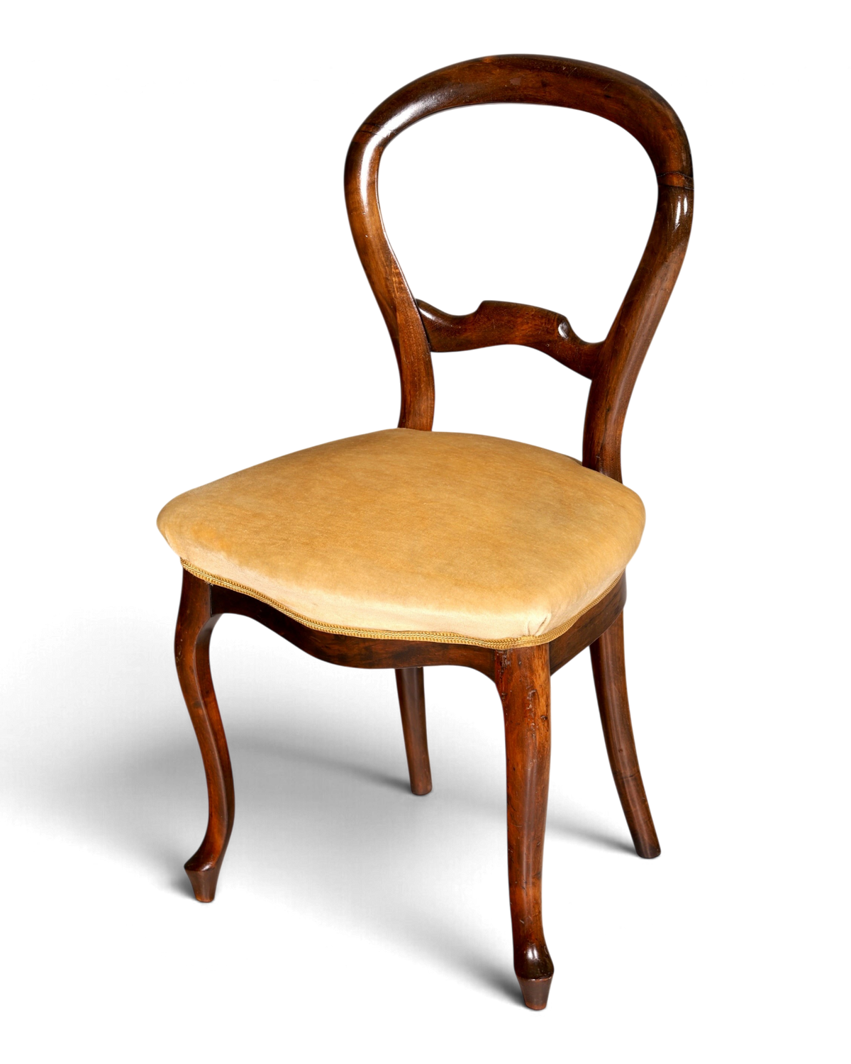 Hauptstadt Möblerei Stuhl H949 mit dunklem Holzrahmen und beigem Samtpolster im antiken Design