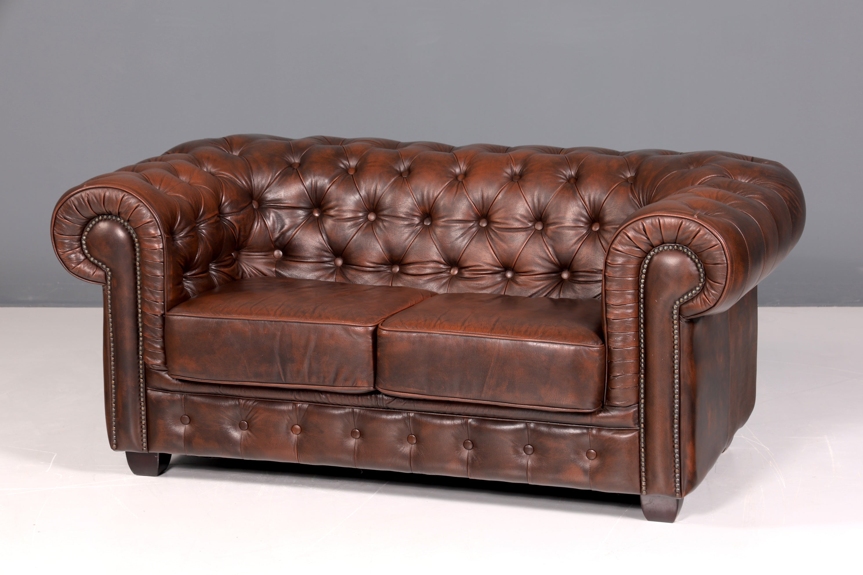 Wunderschönes Original Chesterfield Sofa Englisch echt Leder 2- Sitzer Couch