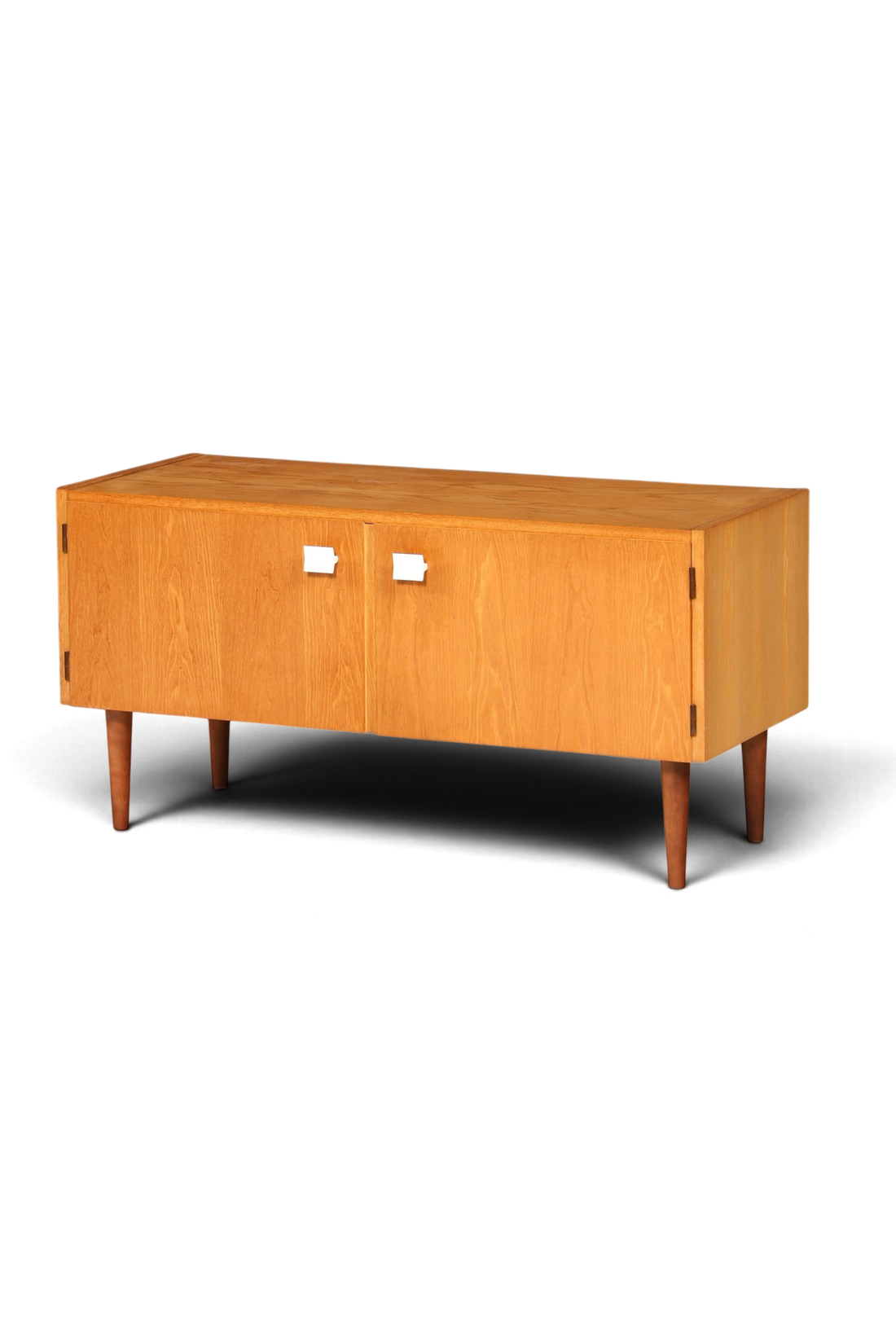 Hauptstadt Möblerei Hellerau Mid Century Kommode Modell 427 aus hellem Echtholz mit weißen Griffen