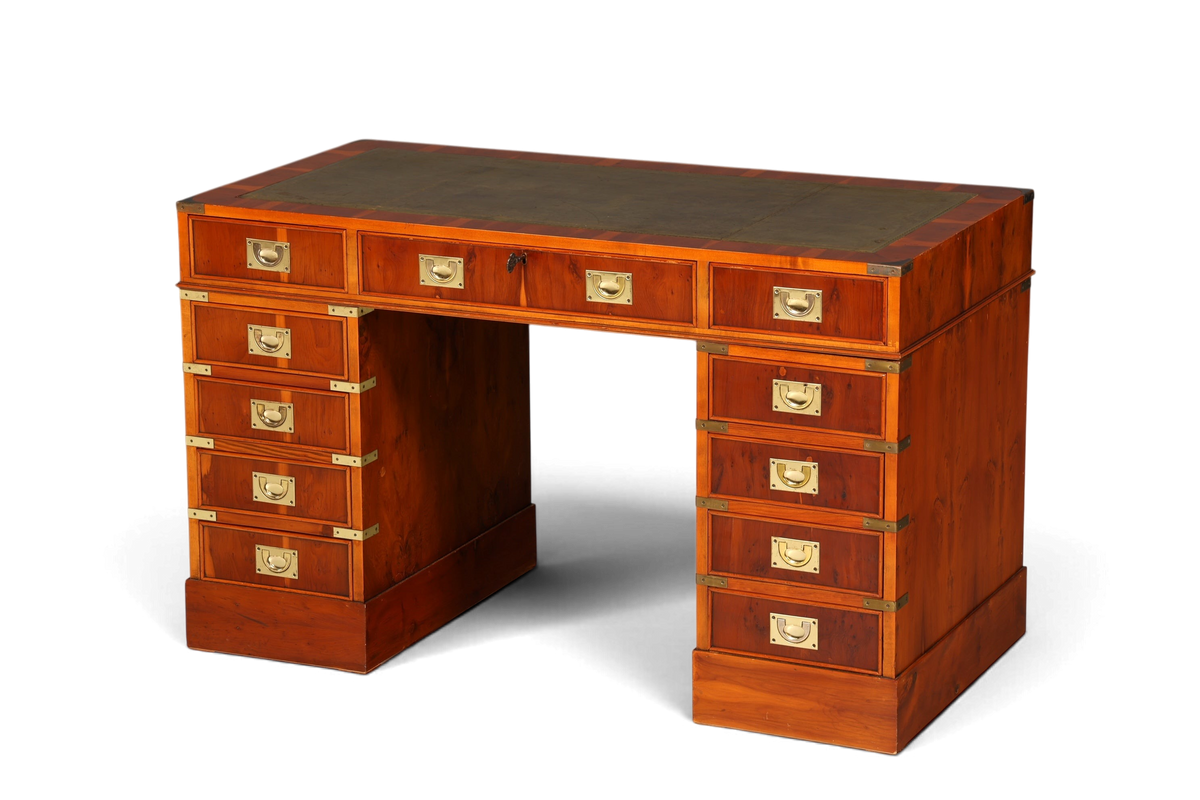 Hauptstadt Möblerei maritimer Military Chest Schreibtisch aus Holz mit grüner Lederauflage und Messingbeschlägen