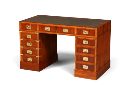 Hauptstadt Möblerei maritimer Military Chest Schreibtisch aus Holz mit grüner Lederauflage und Messingbeschlägen