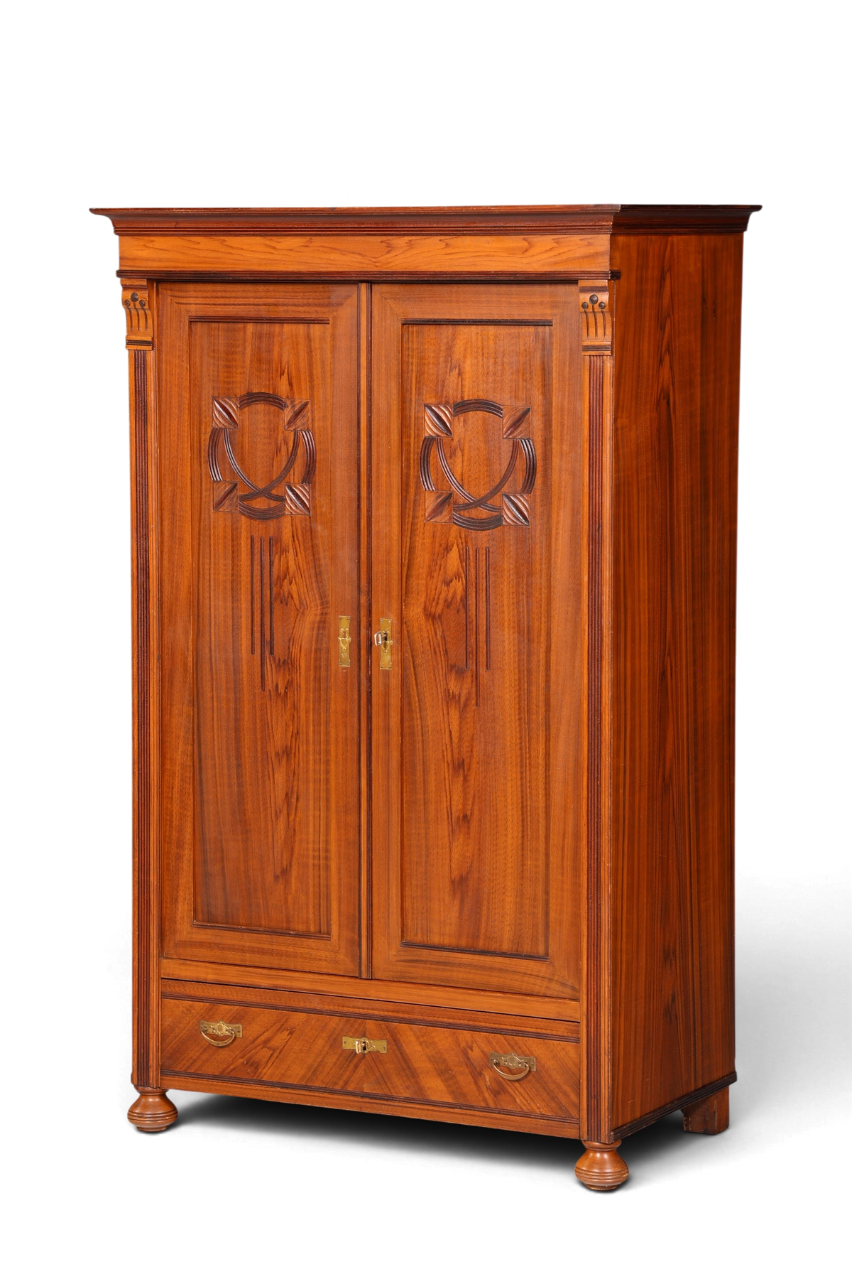 Hauptstadt Möblerei Jugendstil Kleiderschrank aus massiver Eiche mit Schnitzereien und unterer Schublade
