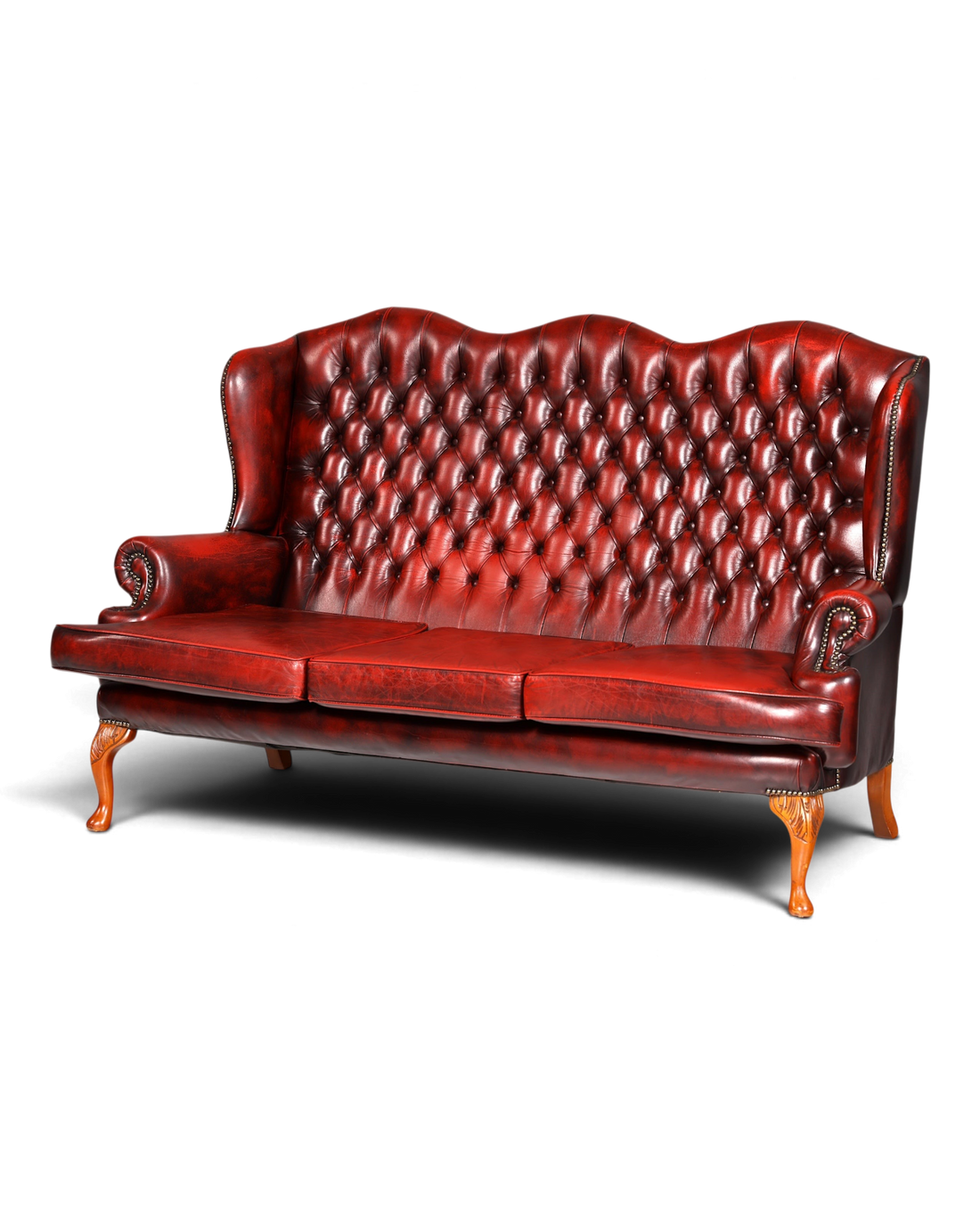 Hauptstadt Möblerei Chesterfield 3er Sofa in antikem Rot mit Knopfheftung, Ziernägeln und geschwungenen Holzfüßen