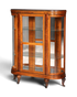 Hauptstadt Möblerei Vitrinenschrank aus Holz mit geschwungenen Glasfronten und Einlegeböden aus Glas