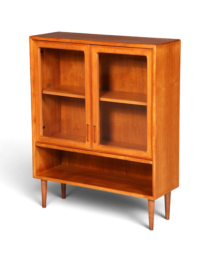 Hauptstadt Möblerei Vitrinenschrank aus Teakholz mit Glastüren und offenem Fach im Mid-Century-Design