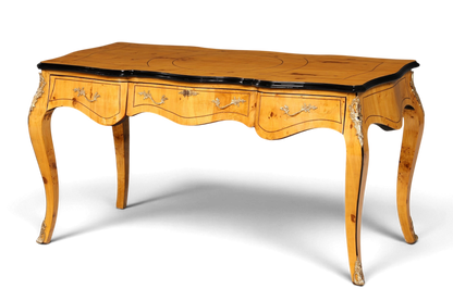 Hauptstadt Möblerei Louis XV Schreibtisch aus Massivholz mit geschwungenen Beinen und dekorativen Messingbeschlägen
