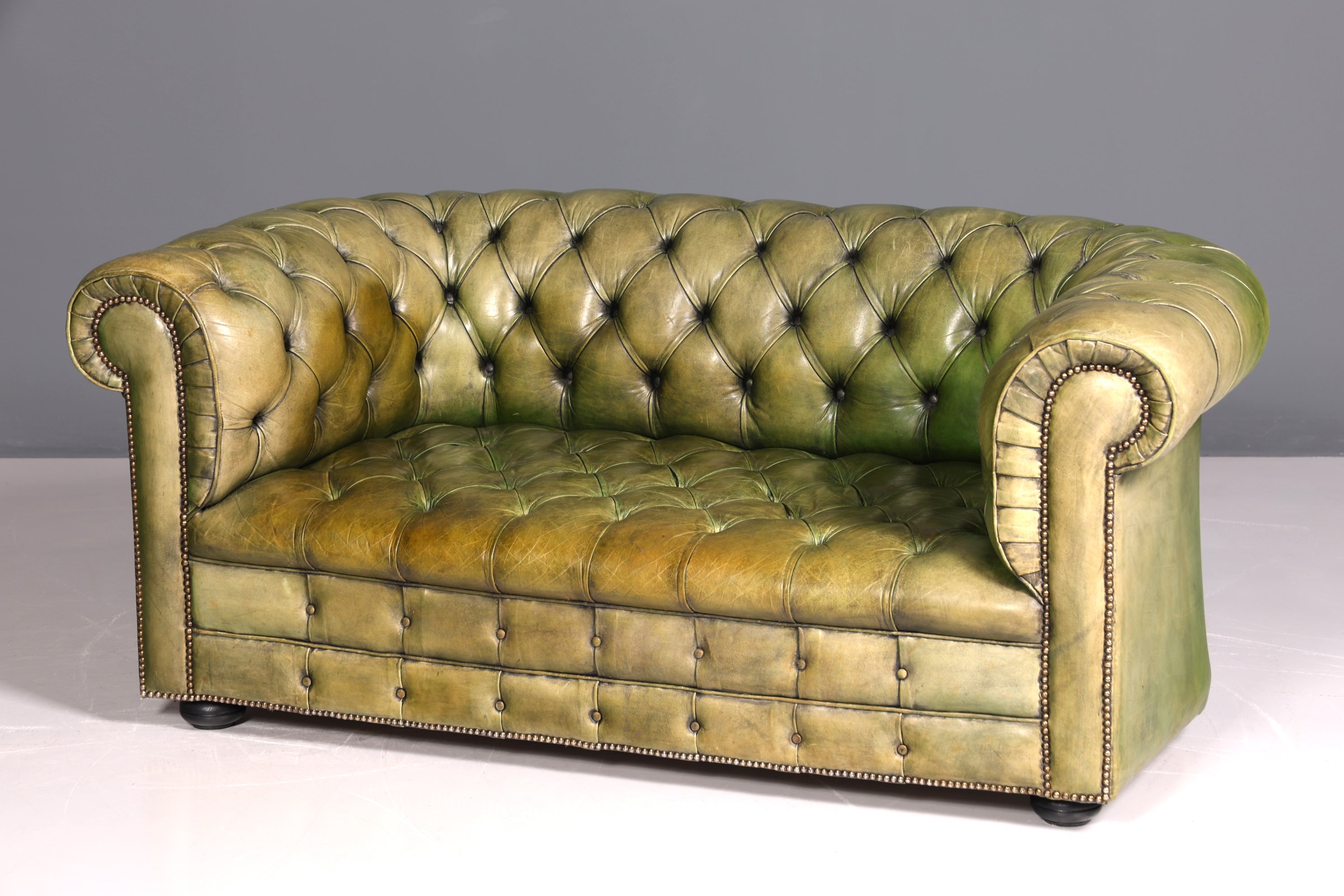 Wunderschönes Original Chesterfield 2er Sofa Englisch grün echt Leder 2- Sitzer Couch