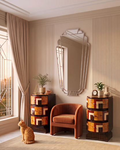 Hauptstadt Möblerei Set aus zwei runden Art Deco Kommoden aus Holz mit drei Schubladen in einem eleganten Wohnzimmer