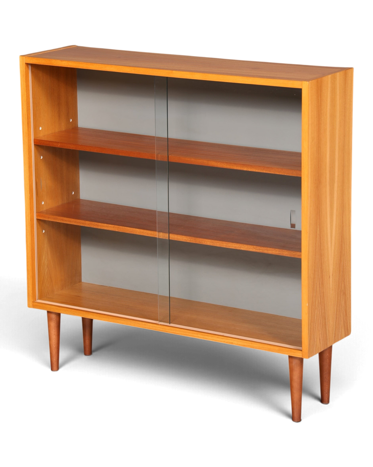 Hauptstadt Möblerei H953 Vitrinenschrank aus Holz mit Schiebetüren aus Glas und konischen Beinen im Mid-Century-Stil