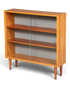 Hauptstadt Möblerei H953 Vitrinenschrank aus Holz mit Schiebetüren aus Glas und konischen Beinen im Mid-Century-Stil