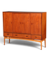 Hauptstadt Möblerei Mid Century Highboard aus Teakholz im skandinavischen Danish Design mit Schiebetüren und Schubladen