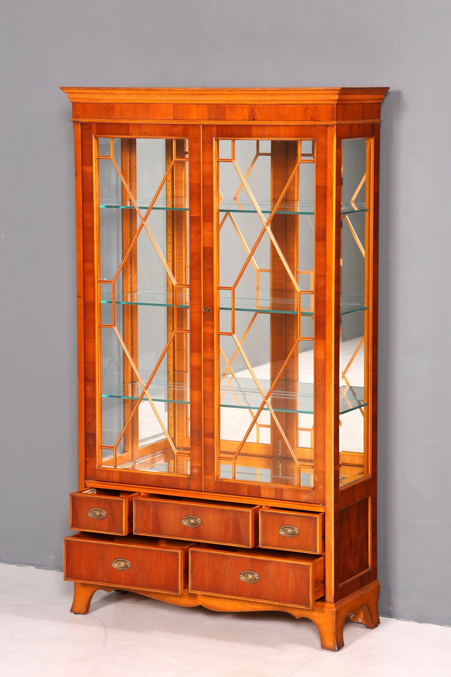 Wunderschöne Original Heldense Vitrine Englische Eibe Bücherschrank Antik Stil Glasvitrine