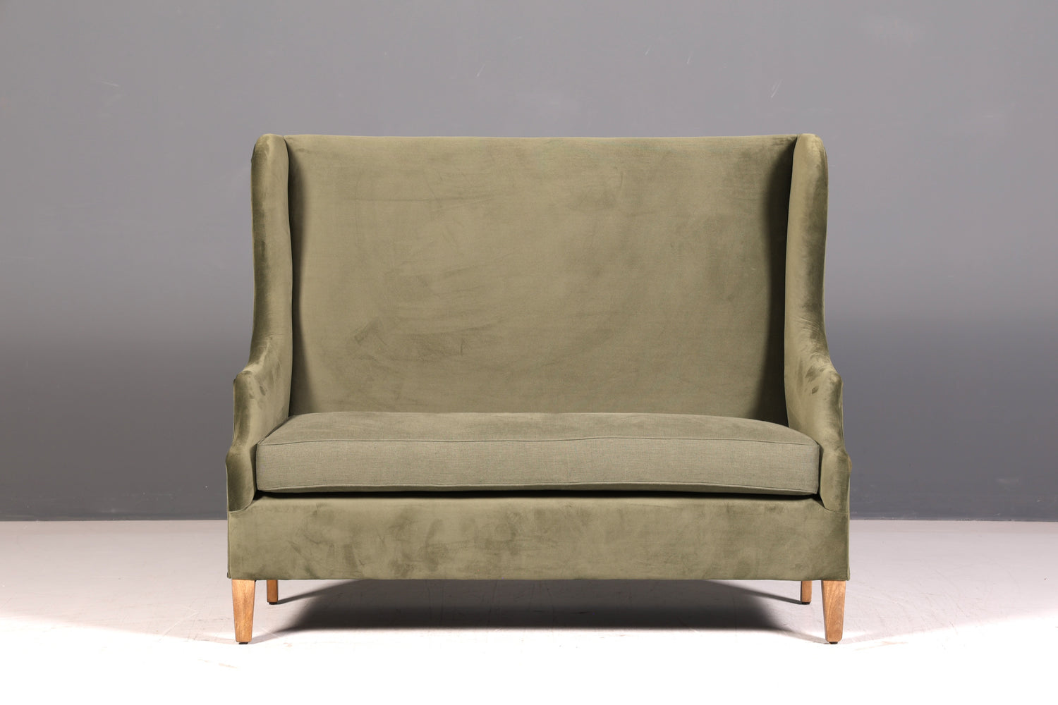 Wunderschönes Loberon Ohrenbackensofa Modell Ombra Antikgrün Samt Sofa 2-Sitzer Ohrensofa Retro Mangoholz