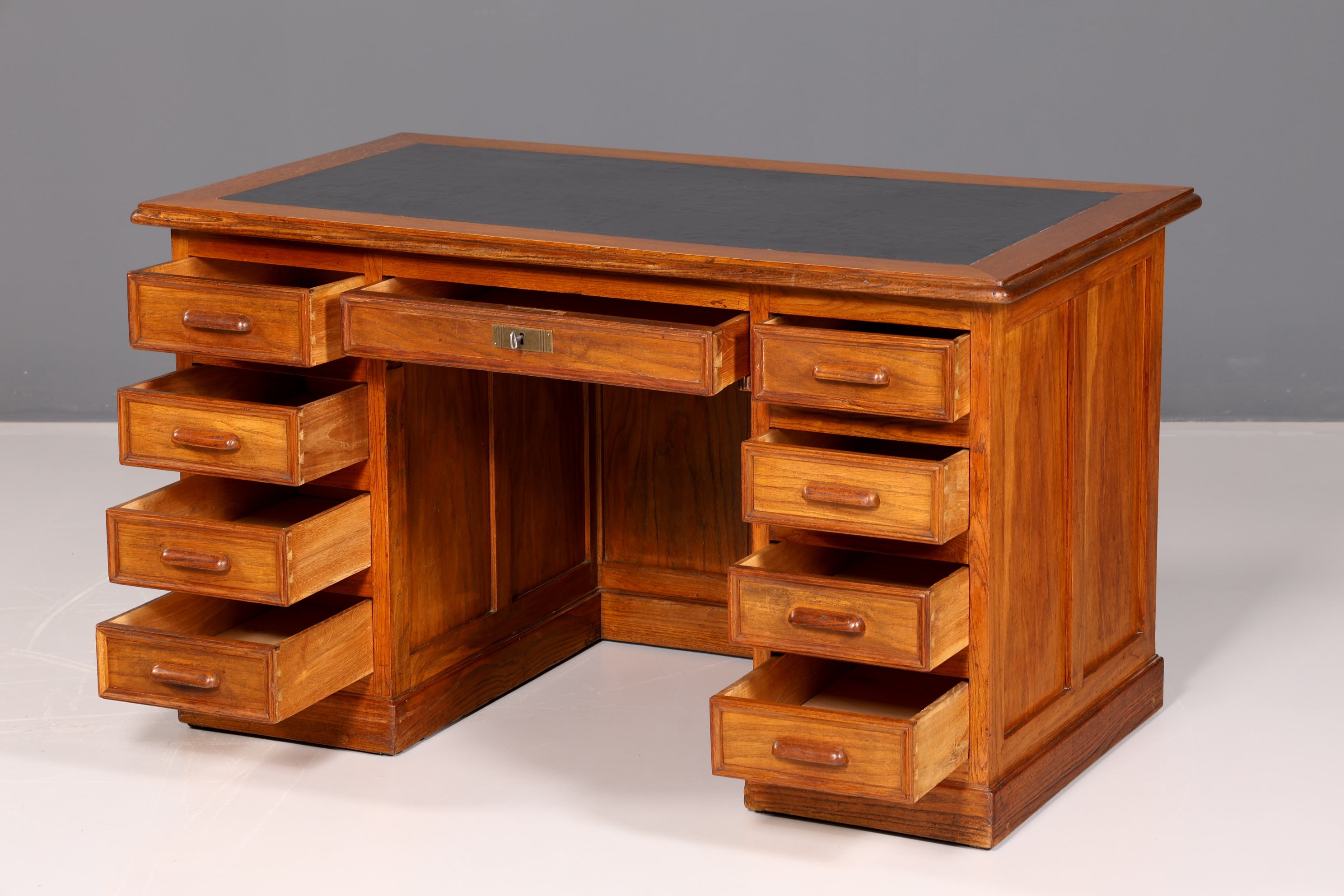 Beautiful Bauhaus-style Art Deco desk, office table, antique vintage oak