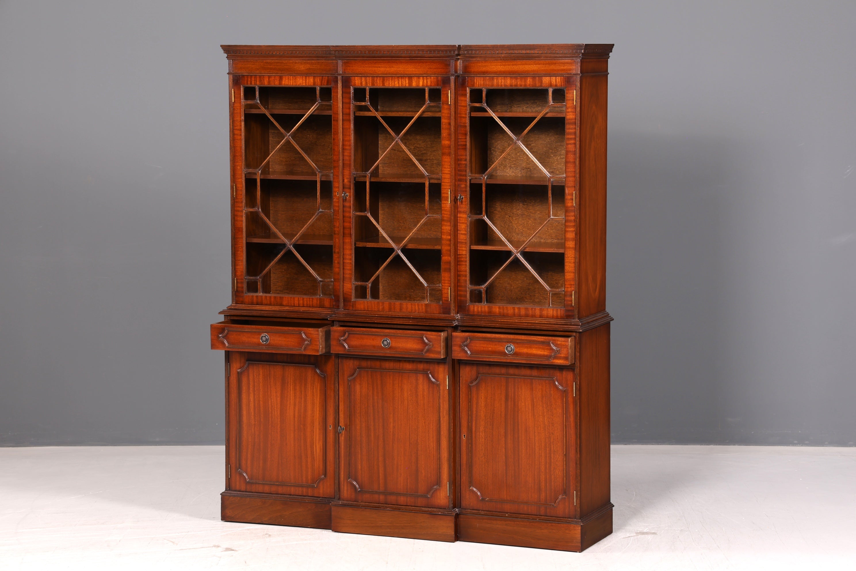 Beeindruckende Englische Vitrine Mahagoni Bibliothek Bücherschrank Glasvitrine Buffet Schrank Antik Vintage