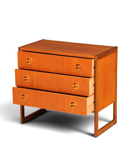 Hauptstadt Möblerei Mid Century Kommode aus Teakholz mit drei Schubladen und markanten runden Griffen im Vintage Design