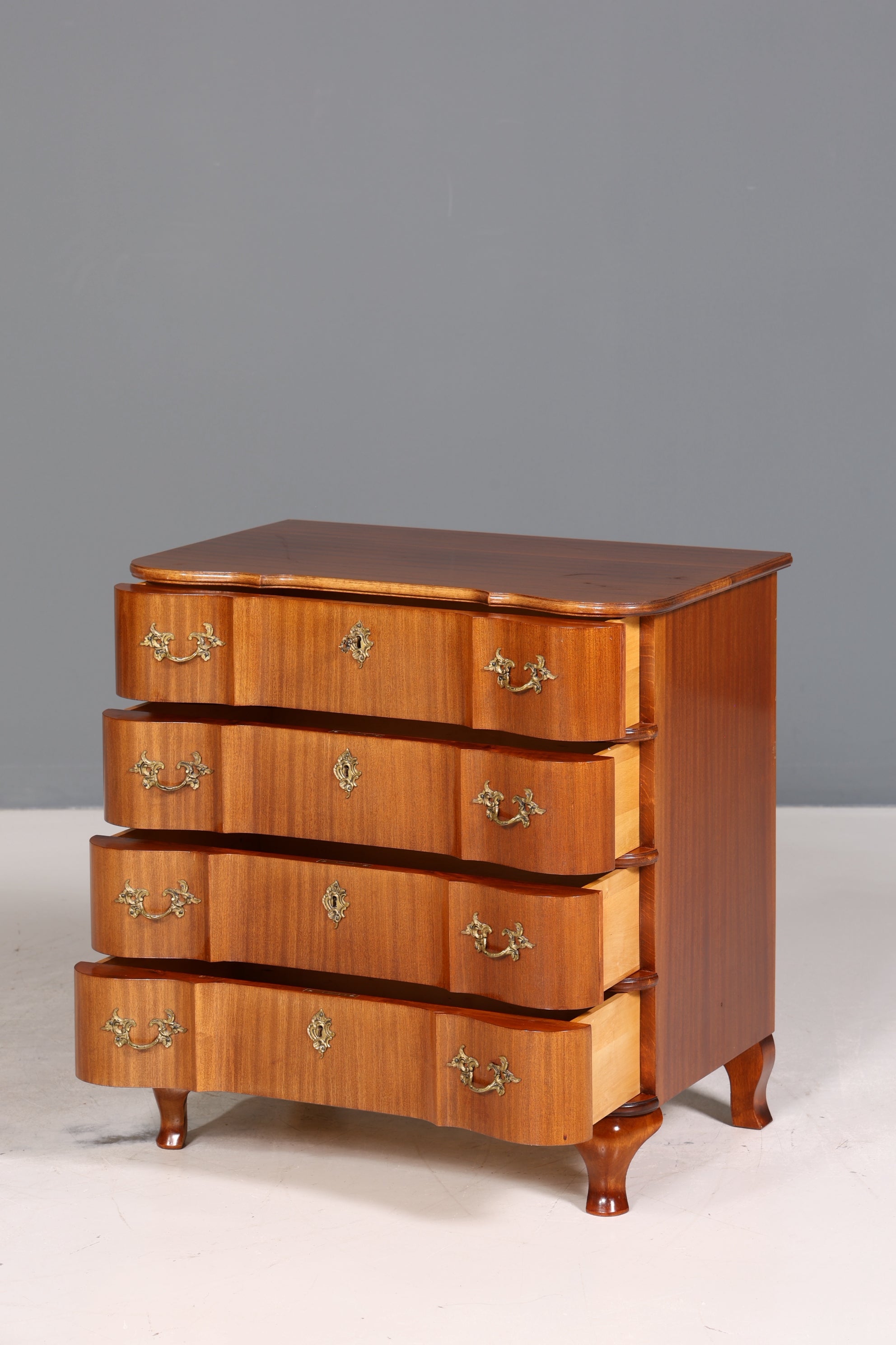 Stilvolle geschwungene Kommode im Barock Stil Sideboard Englisch Schubladenkommode