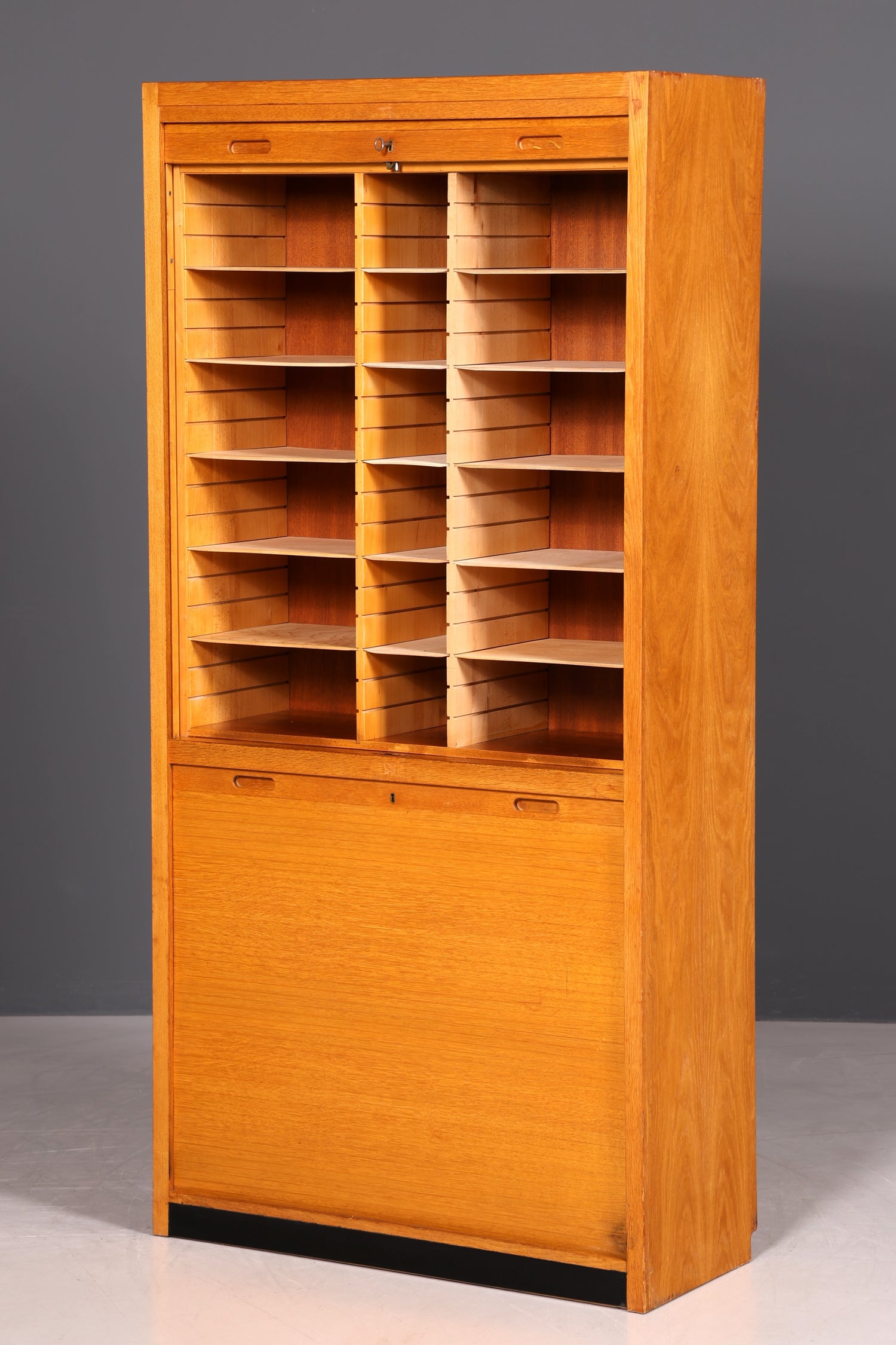 Schlichter Mid Century Rollladenschrank Bauhaus Apothekerschrank Art Deco Büro Aktenschrank