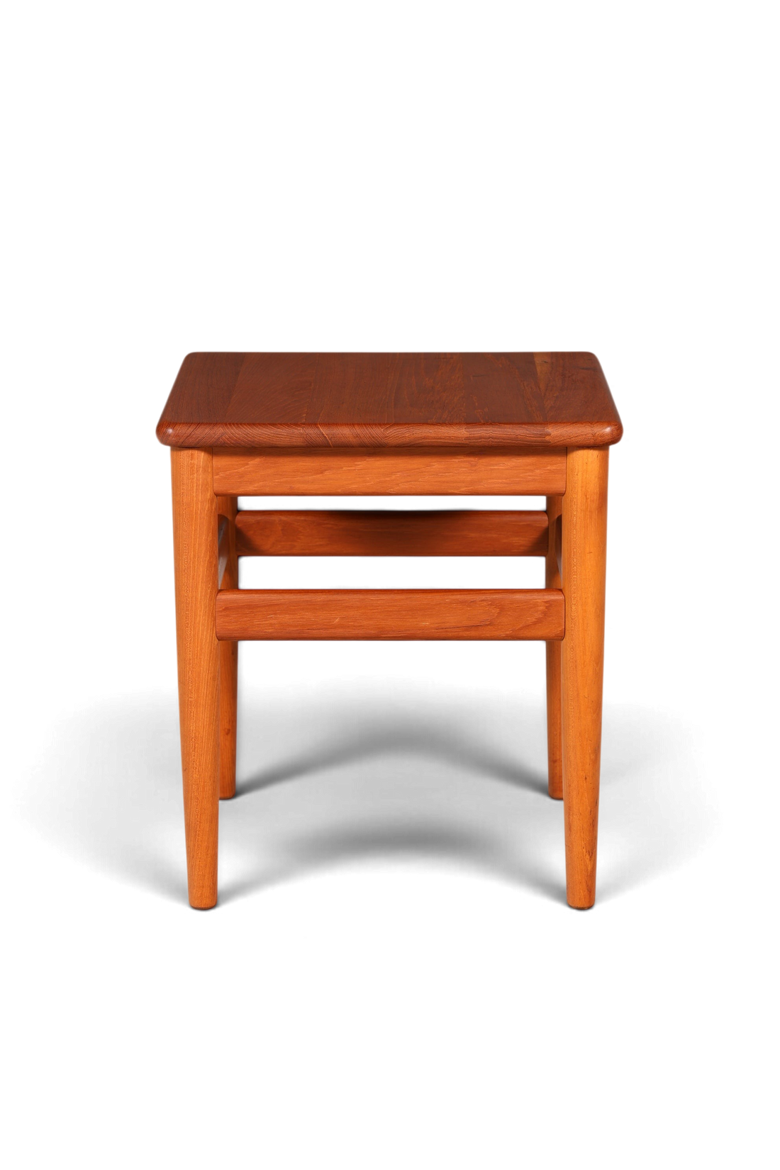 Hauptstadt Möblerei Mid-Century Beistelltisch aus massivem Teakholz im dänischen Design mit quadratischer Tischplatte