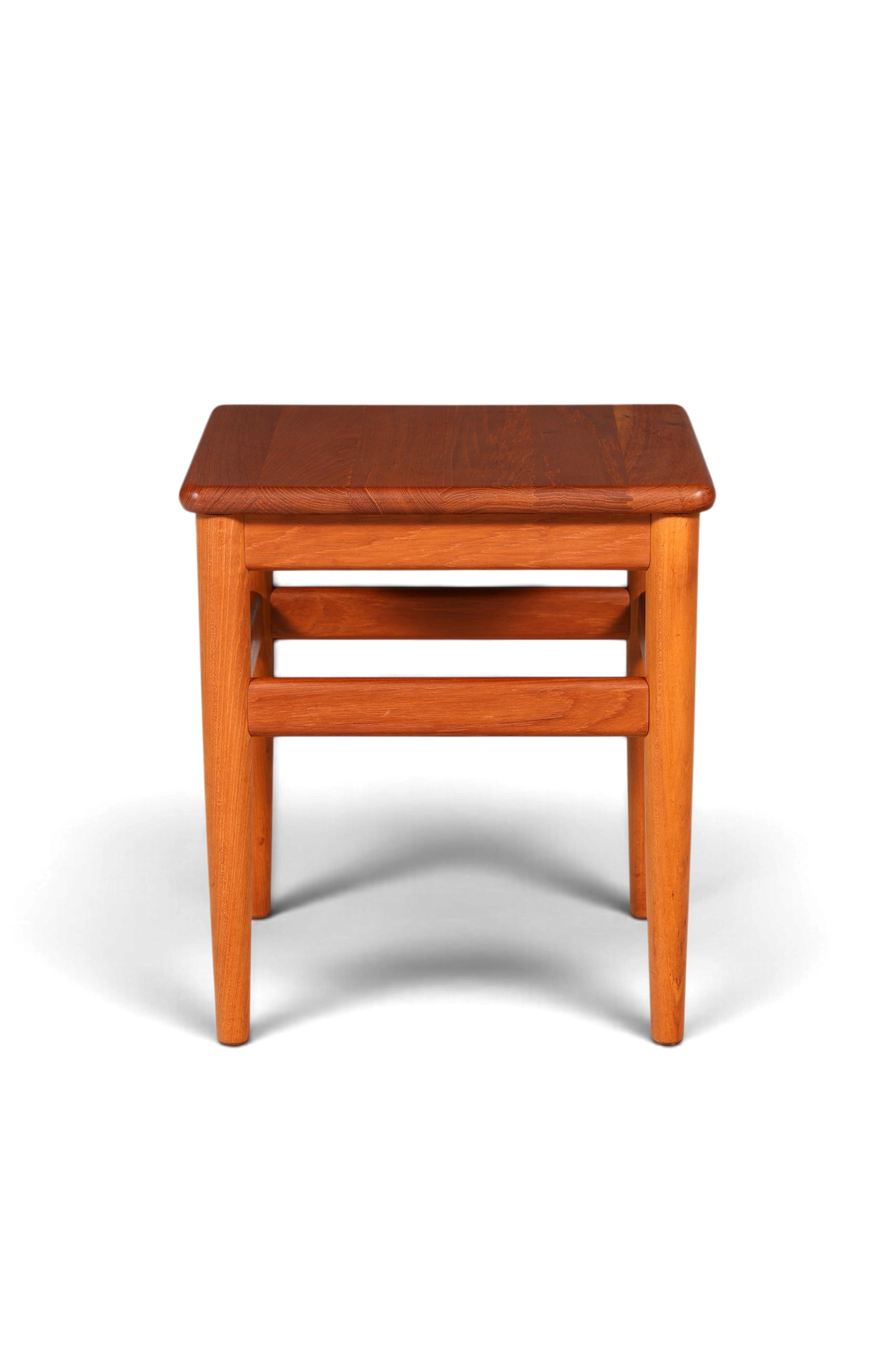 Hauptstadt Möblerei Mid-Century Beistelltisch aus massivem Teakholz im dänischen Design mit quadratischer Tischplatte