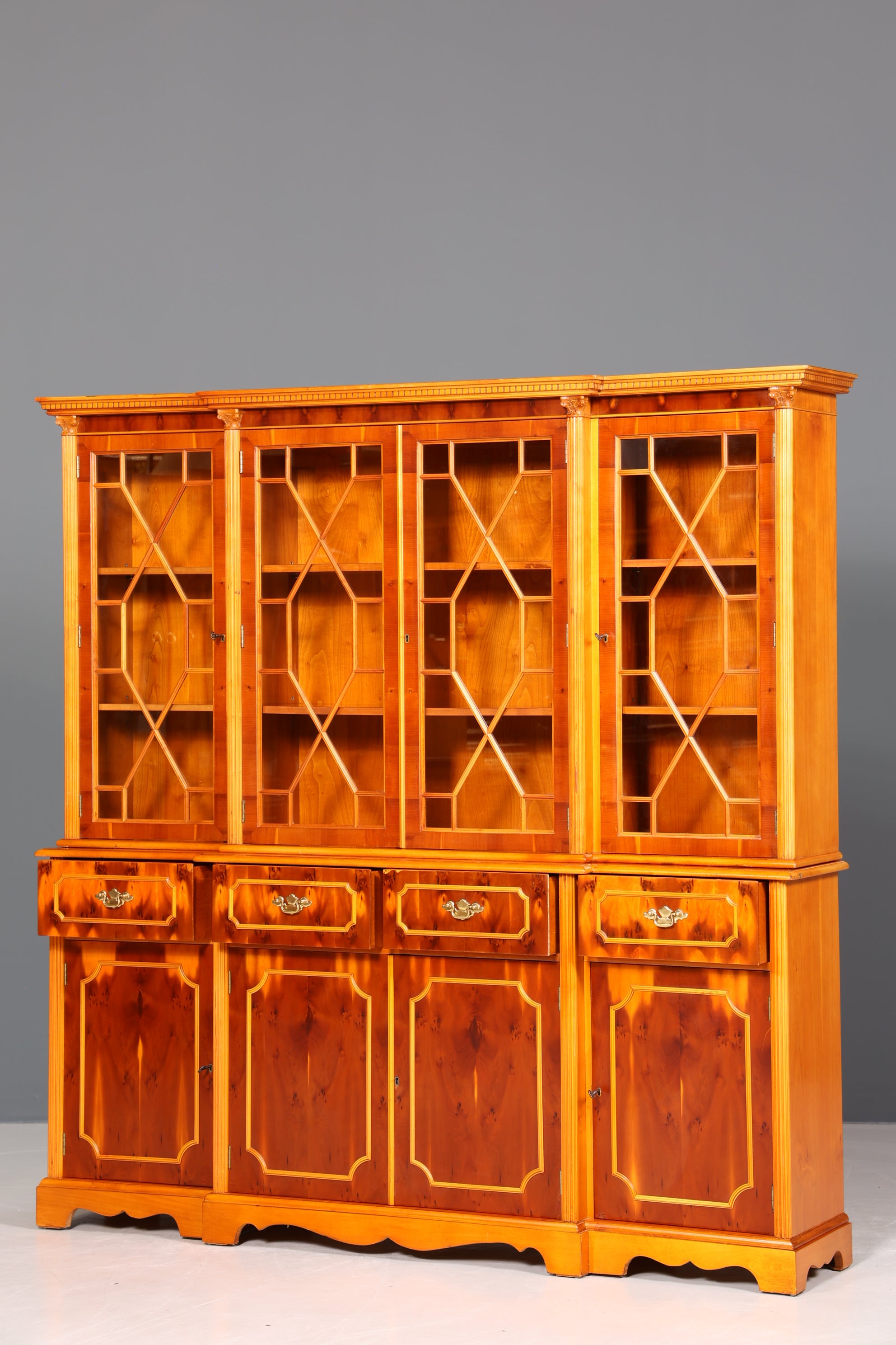 Traumhafte Englische Vitrine Bücherschrank Buffet Antik Stil Englisch Eibe Glasvitrine Bibliothek