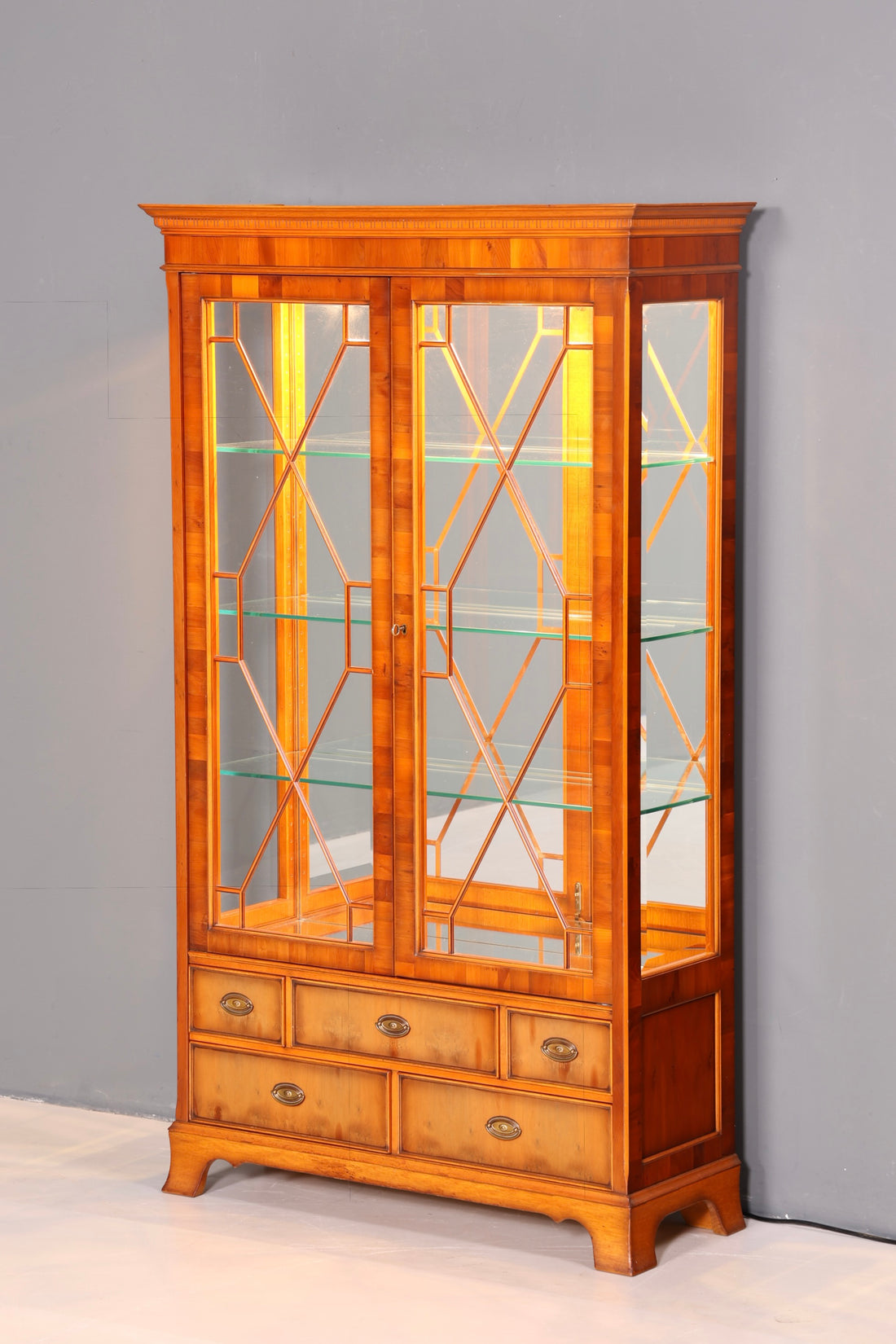 Wunderschöne Englische Vitrine der Marke Heldense Eibe Bücherschrank Glasvitrine mit Beleuchtung Antik Vintage