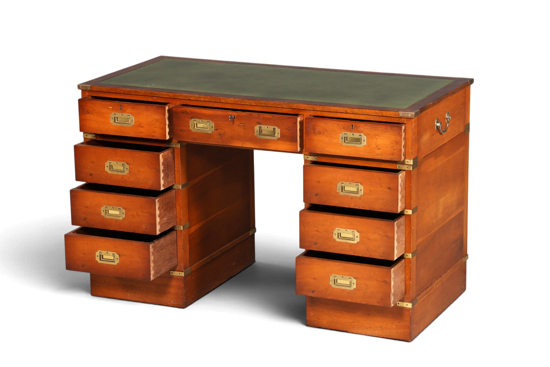 Hauptstadt Möblerei englischer Military Chest Schreibtisch aus Massivholz mit grüner Lederauflage und Messingbeschlägen