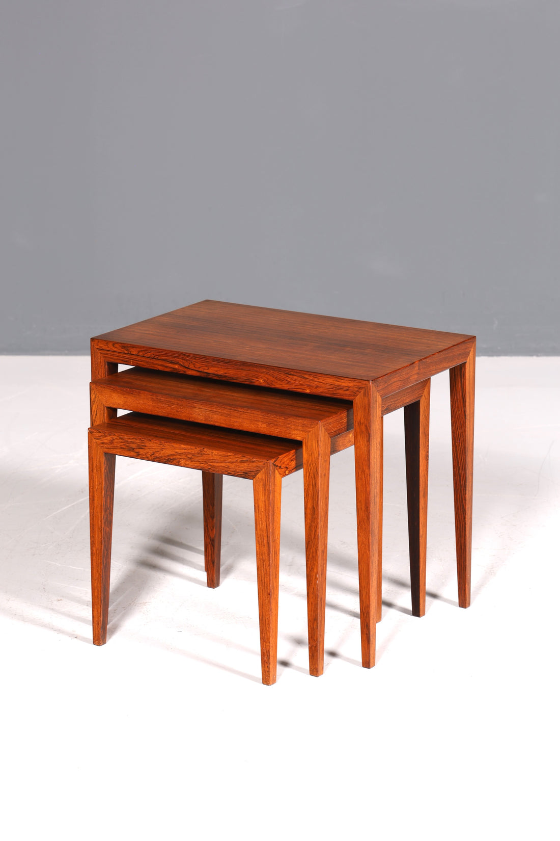 Filigranes Mid Century Tisch Set Designed by Severin Hansen Jr. für Haslev Møbelfabrik Couchtisch Palisander Holz 3er Satz Ablagetisch Beistelltisch