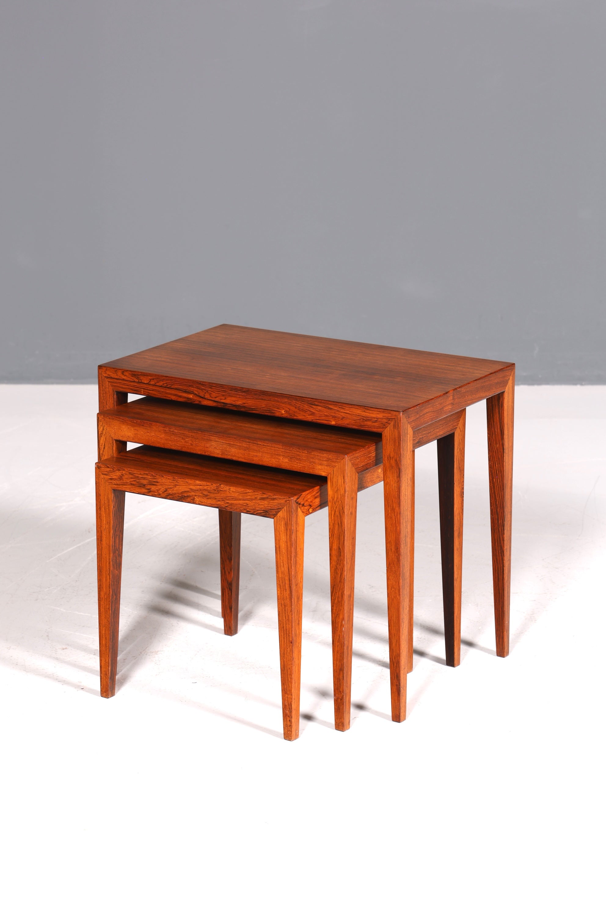 Filigranes Mid Century Tisch Set Designed by Severin Hansen Jr. für Haslev Møbelfabrik Couchtisch Palisander Holz 3er Satz Ablagetisch Beistelltisch